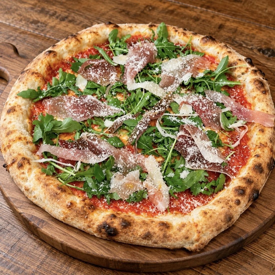 Pizza Crudo z szynką dojrzewającą, rukolą i parmezanem