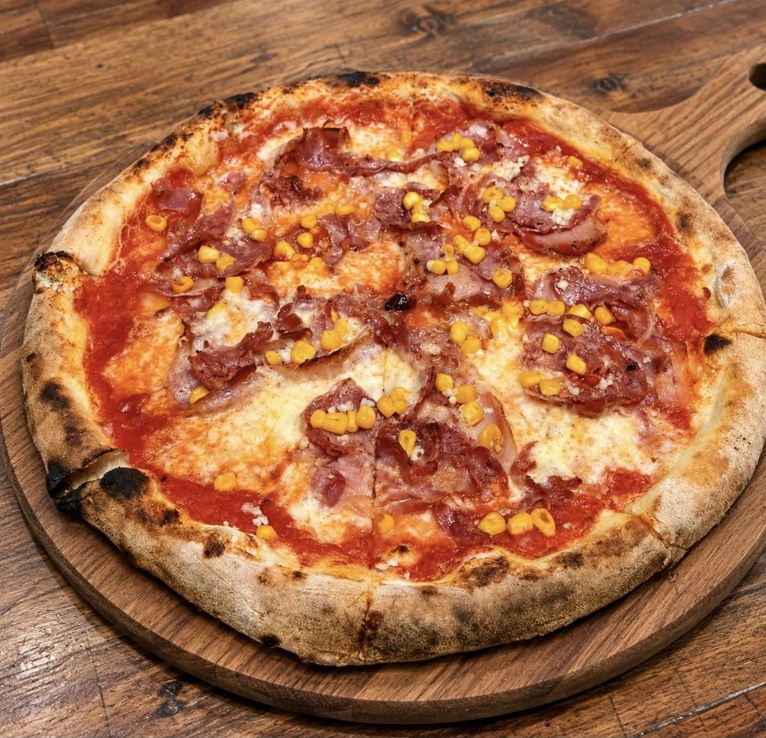 Pizza Rafaello z pancettą, salami i kukurydzą